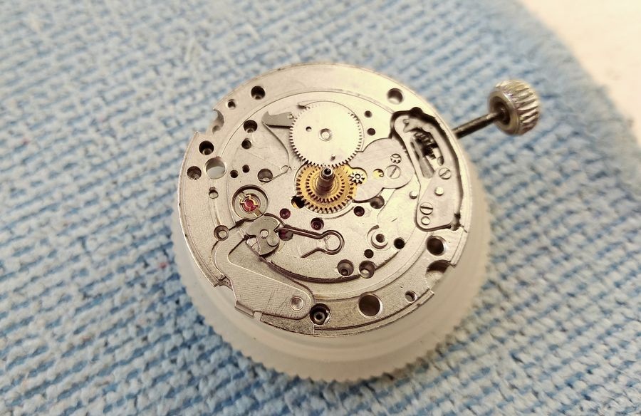 Calendar mechanisms complete before date disk
