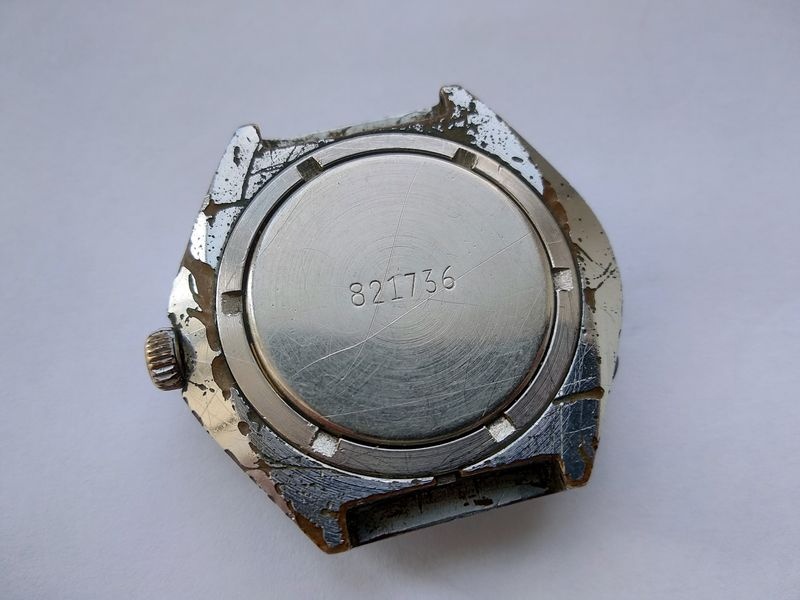 Case back with threaded ring and gasket