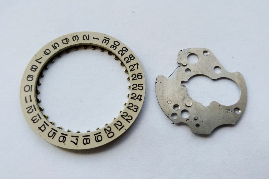 Calendar plate and date disk