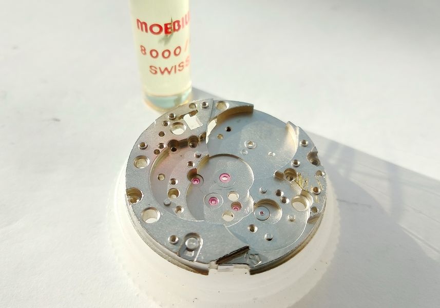 Main plate and lubricant prepared
