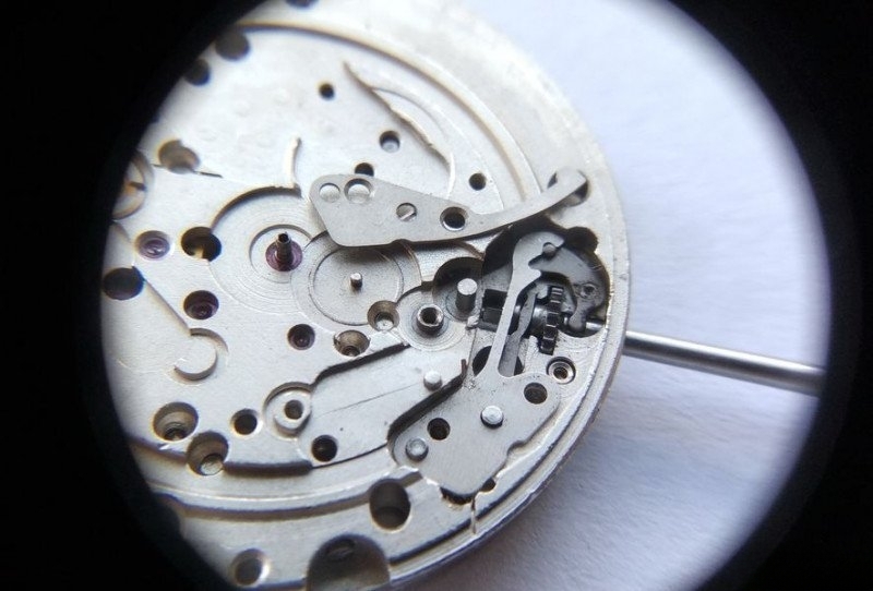 Keyless works showing dual-spring system
