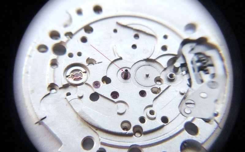 Center wheel post protruding through main plate