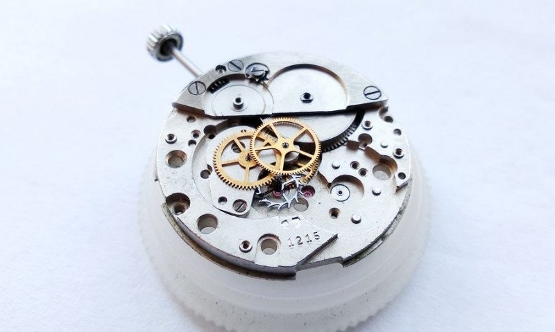 Installing going train wheels in sequence