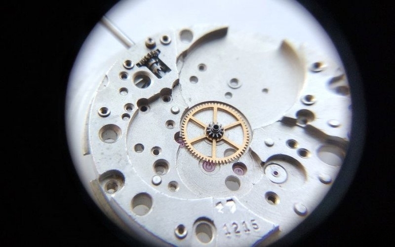 Center wheel installation in jeweled bearings