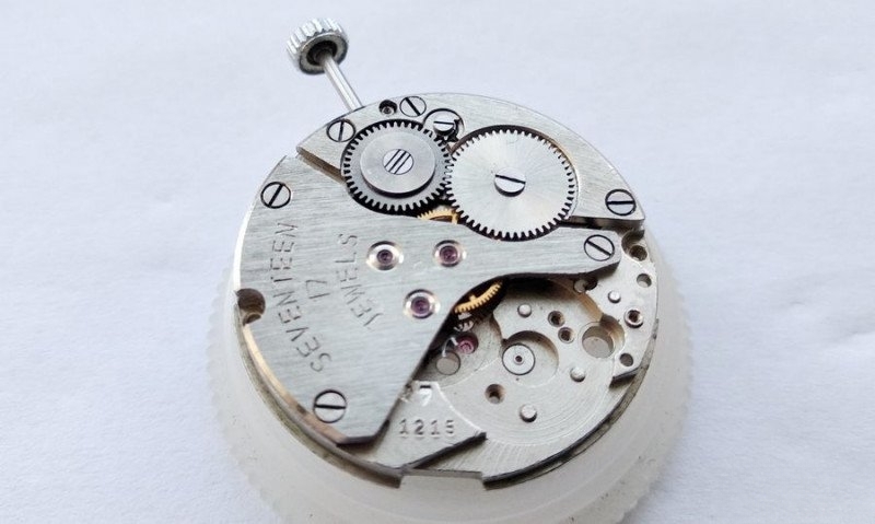 Crown wheel with left-hand thread installation