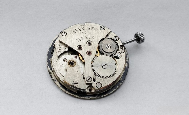 Poljot movement reverse side showing winding mechanism