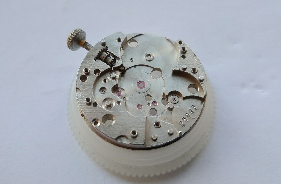Oil being applied to the center wheel jewel in the Raketa 2609B main plate using Moebius 8000 gear train lubricant, correct drop size shown