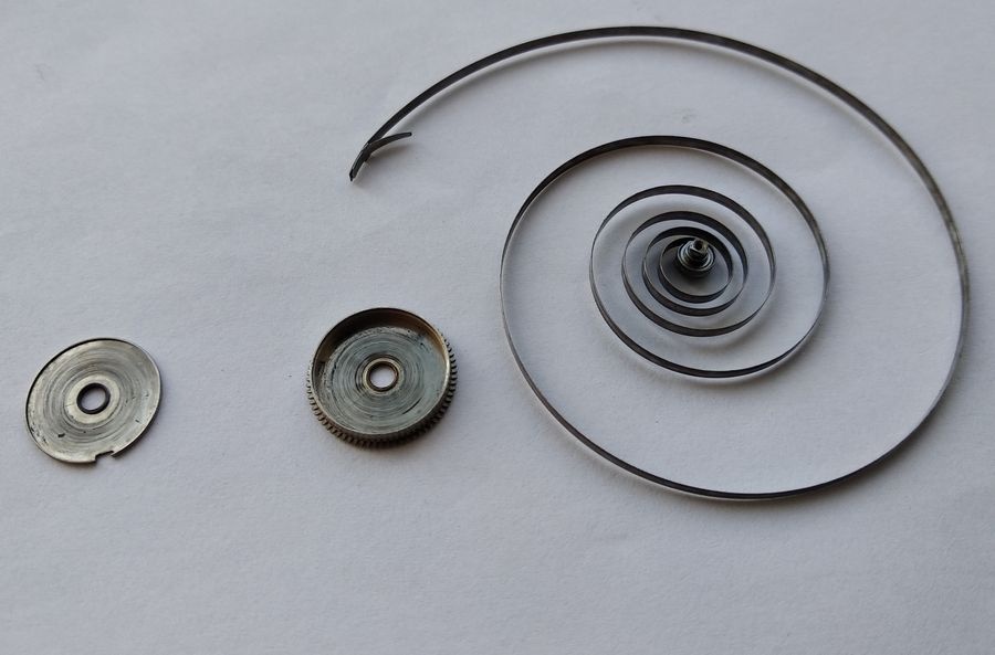 Setting spring of the Raketa 2609B shown in comparison with the S-shaped spring profile adopted in the later 2609.NA caliber