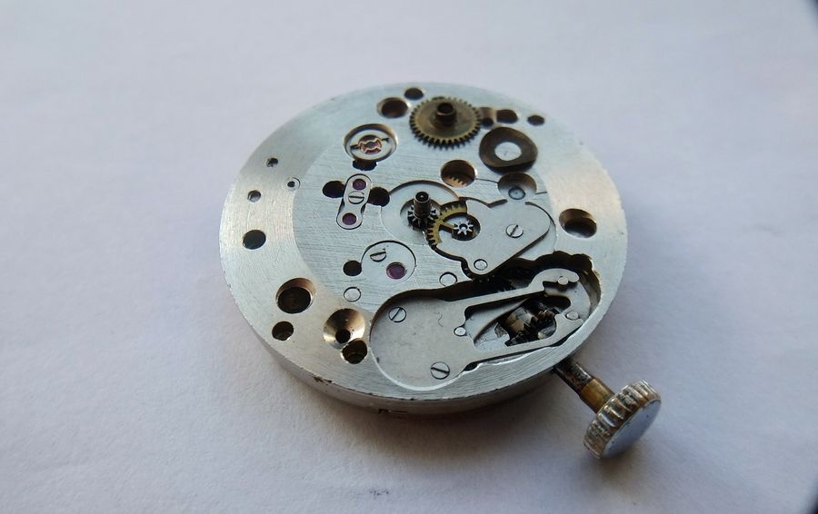 Hour wheel being removed from the dial side of the Raketa 2609B main plate