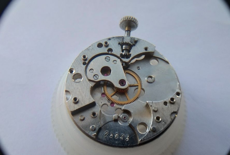 Center wheel bridge of the Raketa 2609B showing its cantilevered mounting secured to one side of the main plate, center wheel pivot visible in the jewel below