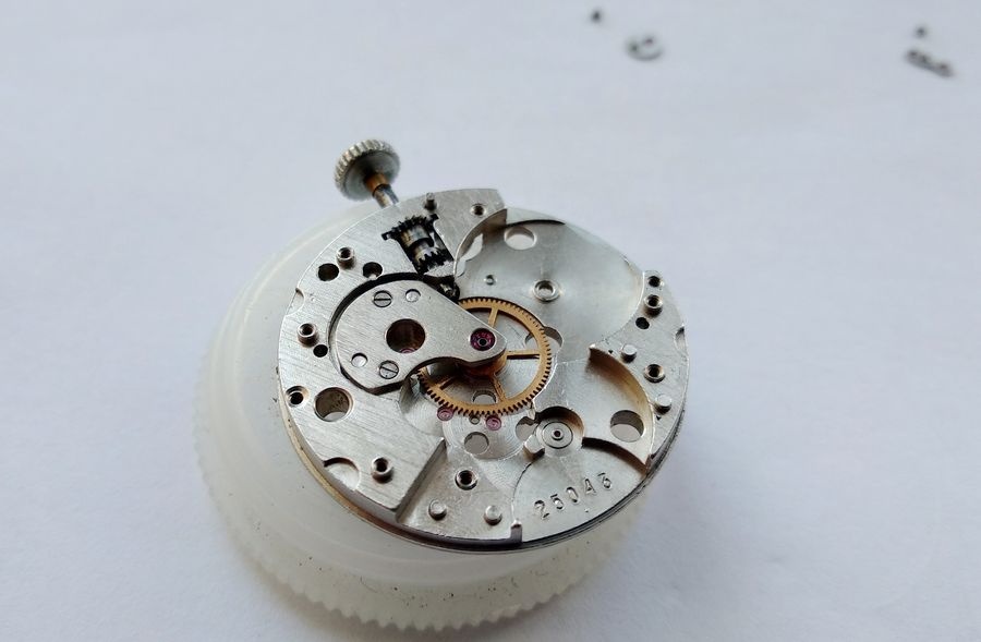 Center wheel bridge of the Raketa 2609B installed and screwed down, with the upper bridge jewel being lubricated after the bridge is fully tightened
