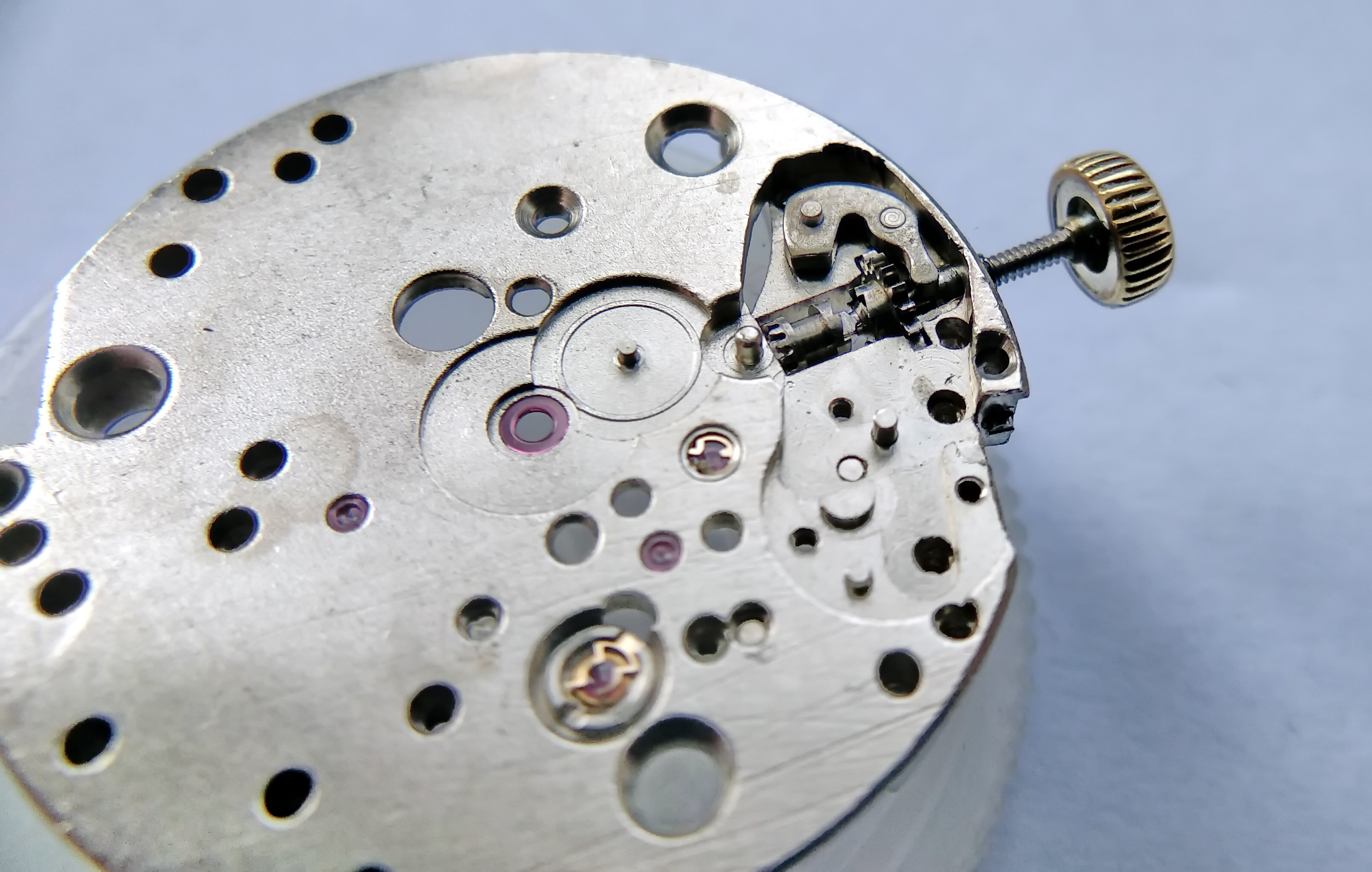 Castle clutch being fitted onto the setting stem during keyless reassembly
