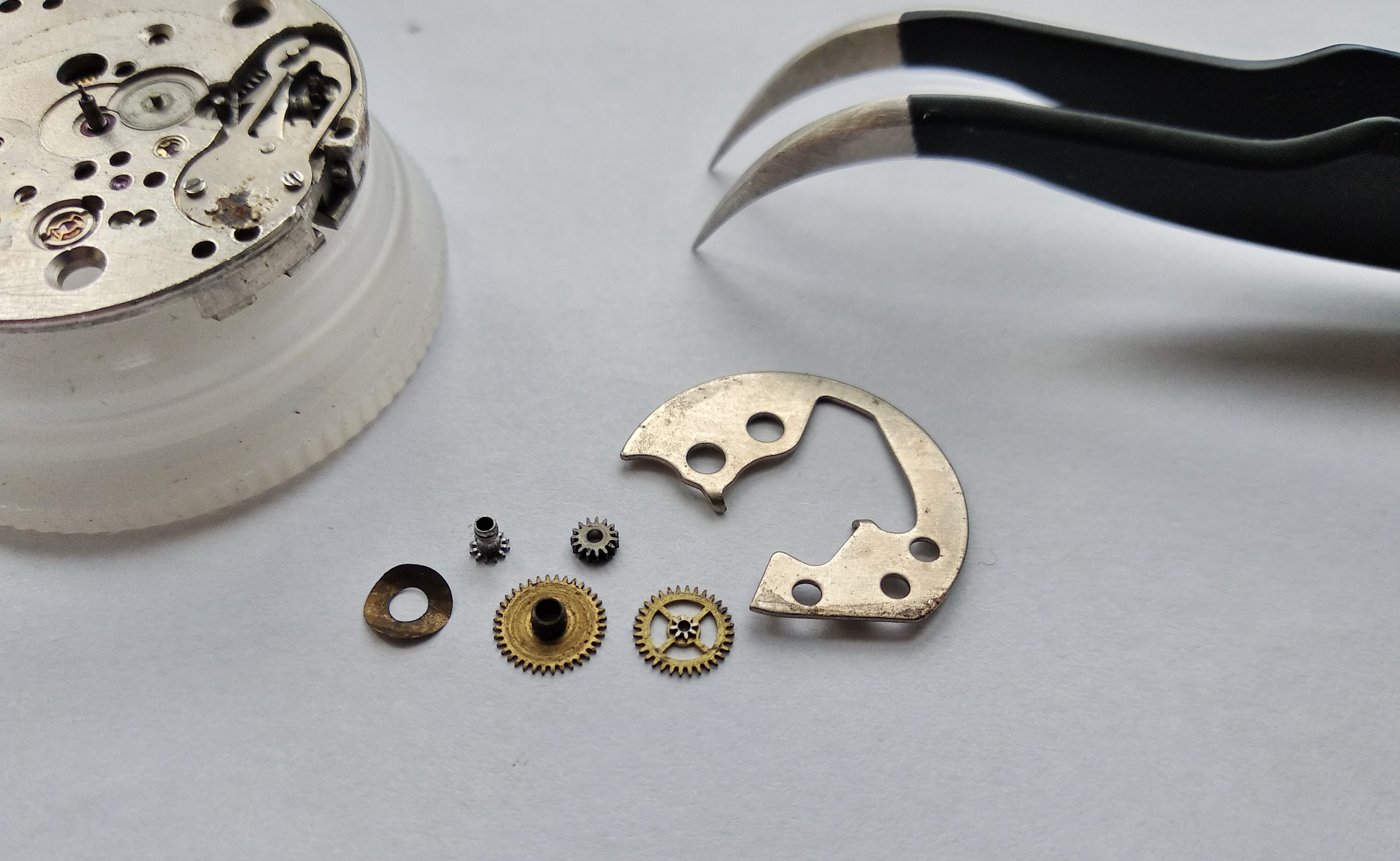 Cannon pinion being removed from the center post on the dial side