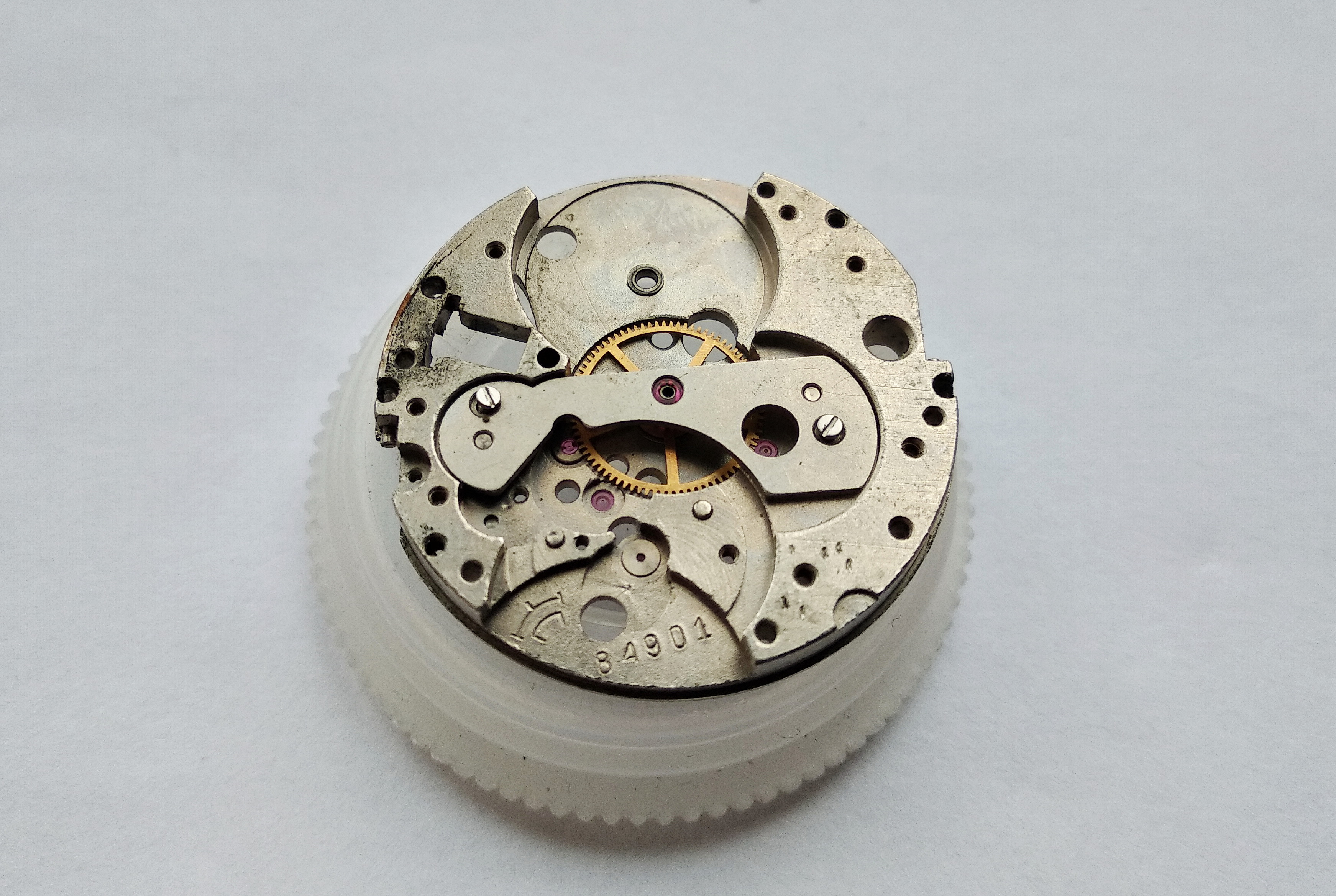 Mainspring barrel lifted out of the movement