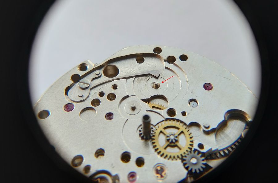 An oiler lubricating the command-wheel arbor and the tip of the accumulating spring