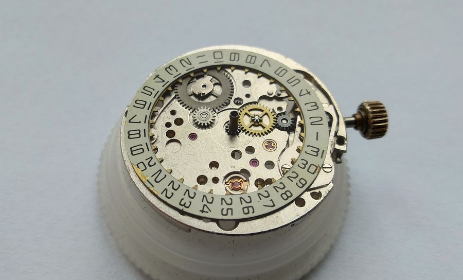 The exposed calendar works with the printed number disc still in place over the mechanism