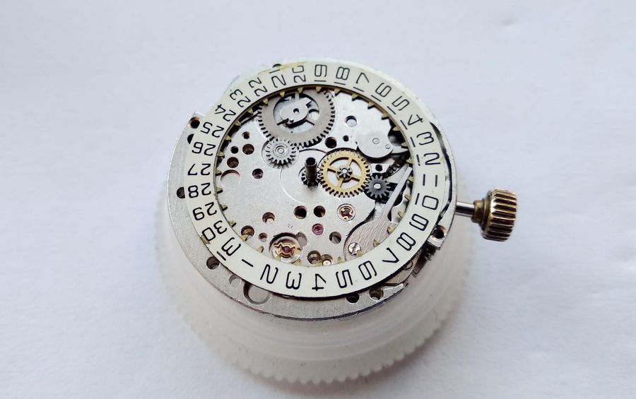 The printed date disc being placed over the calendar works on the plate