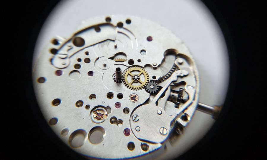 The setting wheel and minute wheel being installed in the motion work