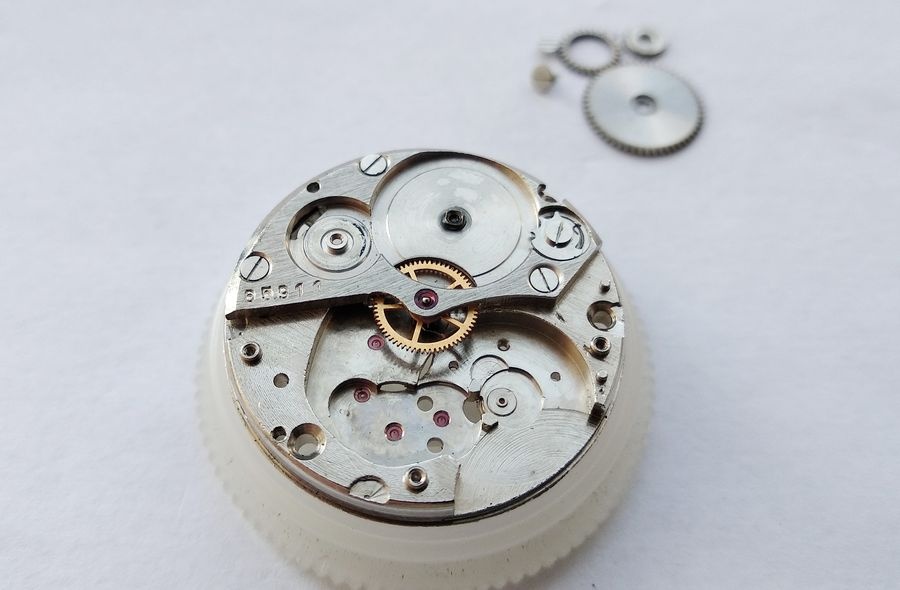 Barrel bridge with center wheel jewel