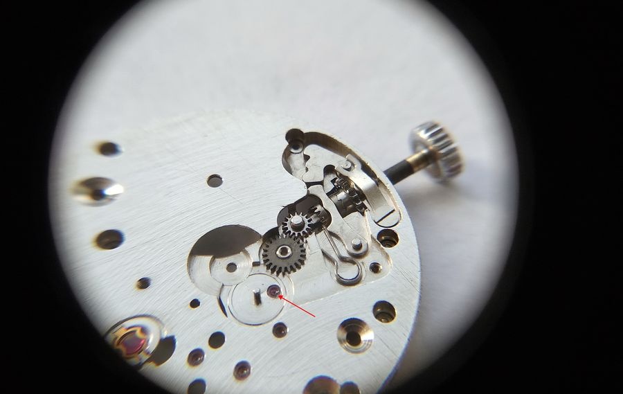 Oiling center wheel jewel before assembly
