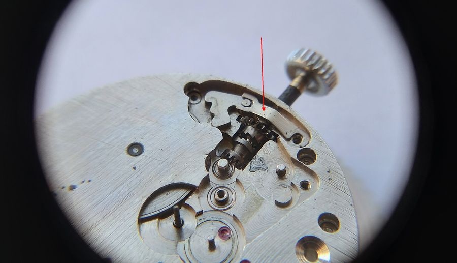 Keyless works retaining spring