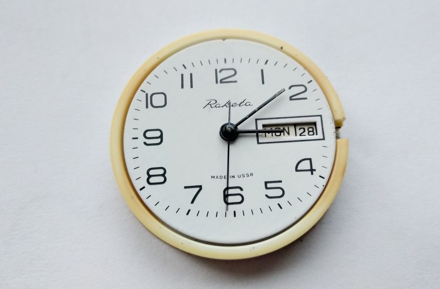 Movement with dial showing excellent preservation
