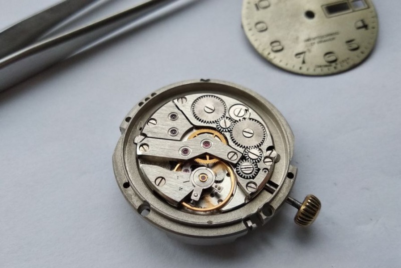 Caliber installed in rapid-set mechanism