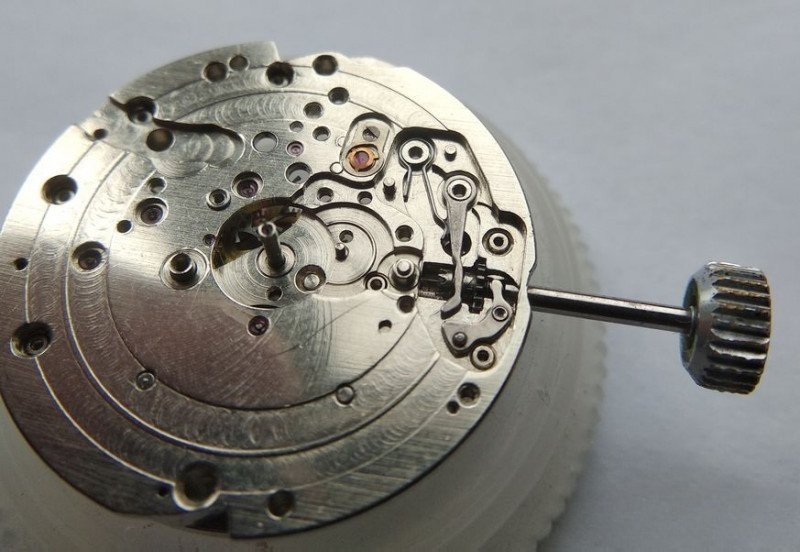 Late movement showing machined rails instead of jewels