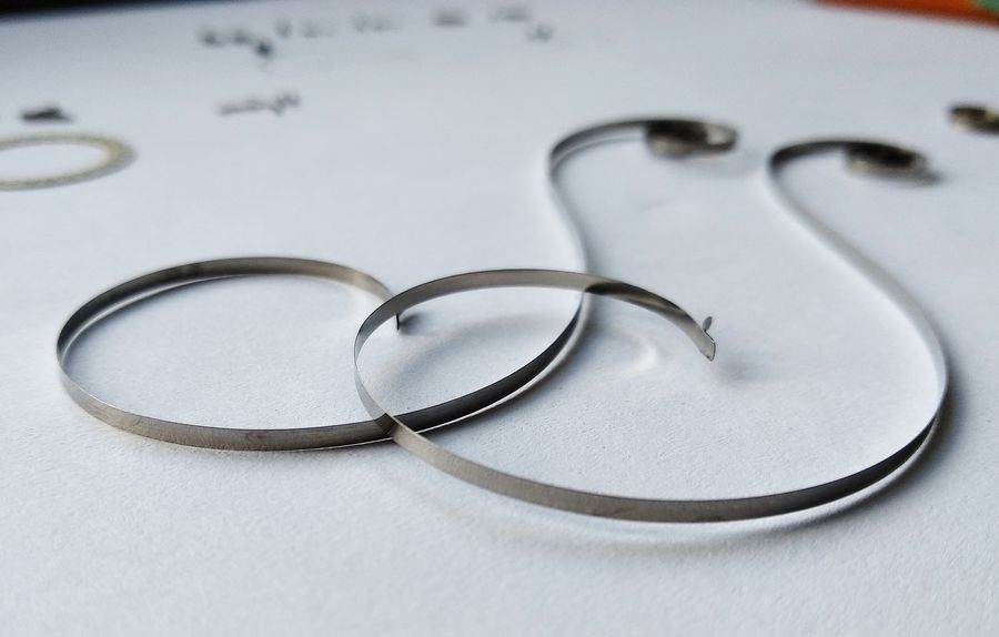 Mainspring cleaning with oiled cloth
