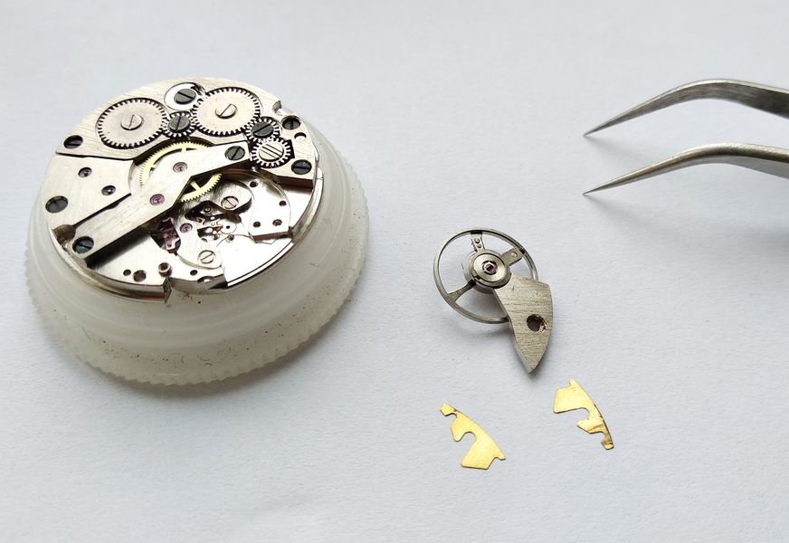 Balance wheel assembly with regulator
