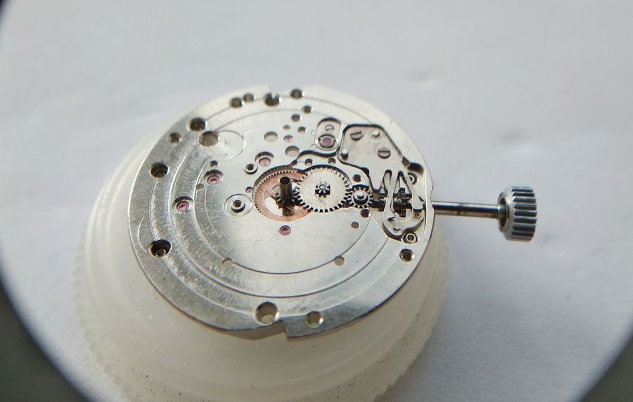 Keyless works complete on main plate