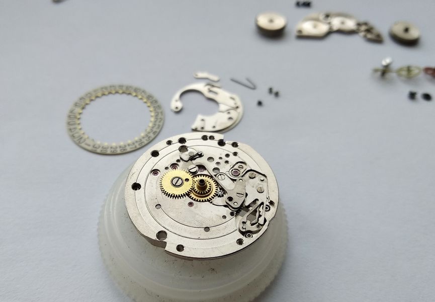 Date disk removed exposing wheels beneath