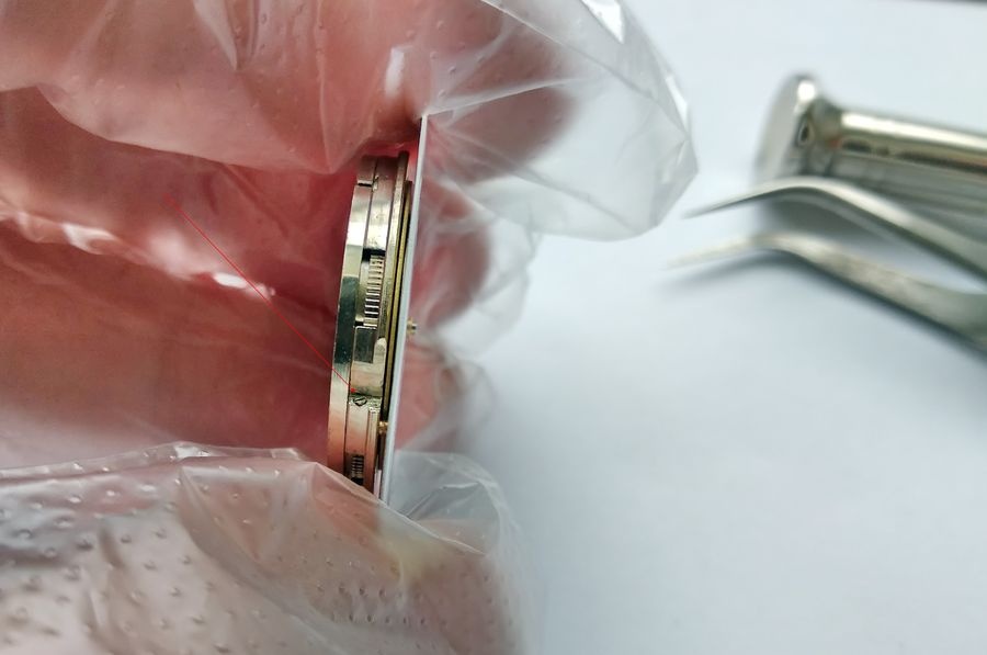 Dial foot screw location on movement edge
