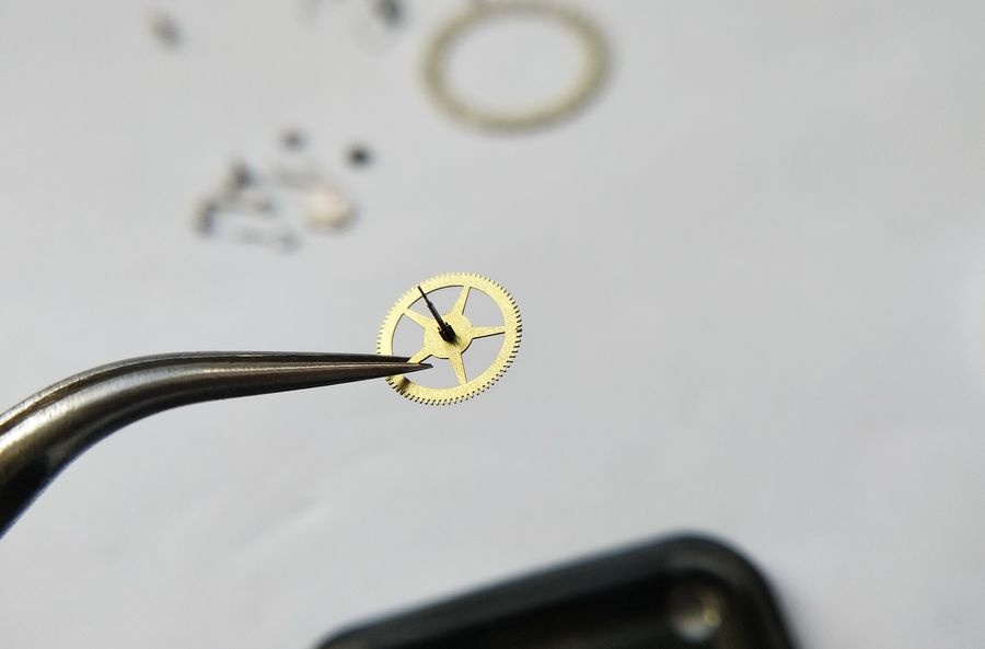 Seconds wheel with extended arbor