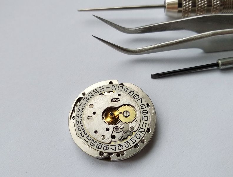 Hour wheel with spring washer
