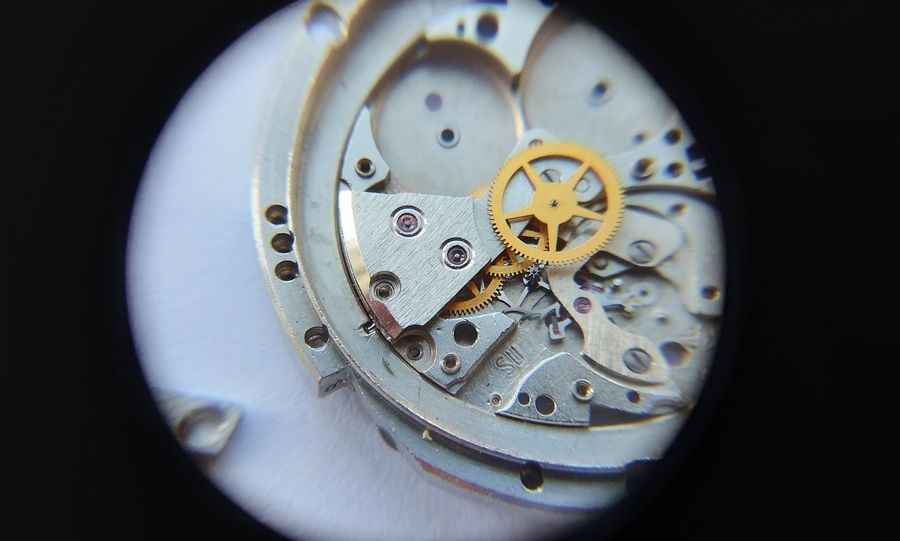 Early production jewel setting with oil groove