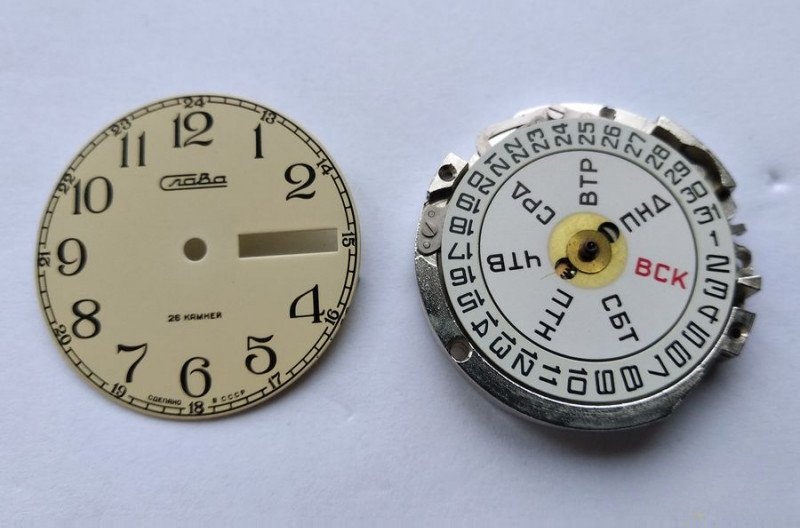 Dial removed exposing calendar mechanism