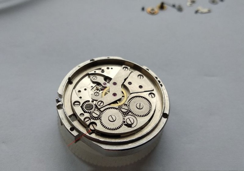 Caliber mounting screws in date correction mechanism