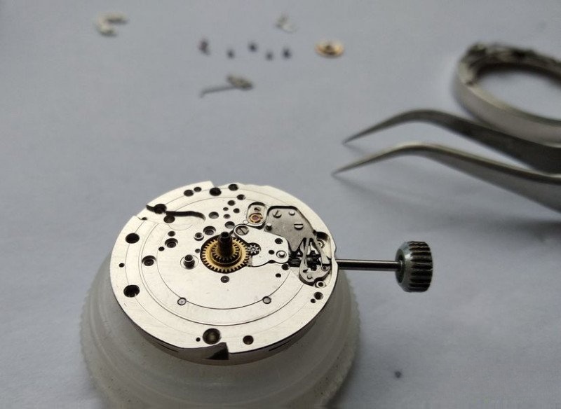 Double-tier hour wheel installation