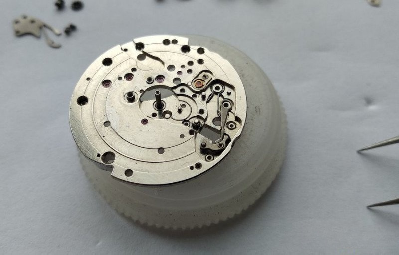 Keyless works spring cover removal