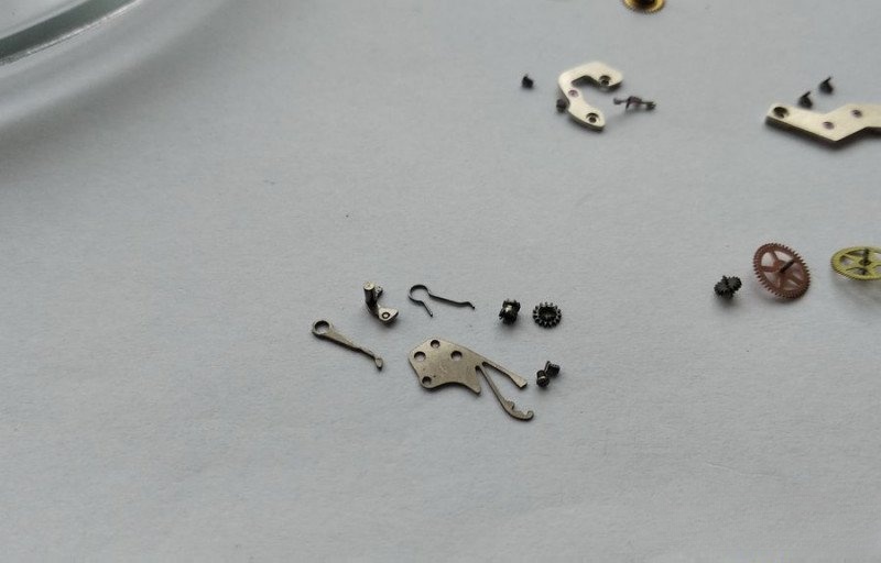 Keyless works components laid out systematically