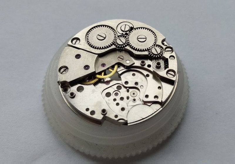 Removing crown wheel with left-hand threaded screw