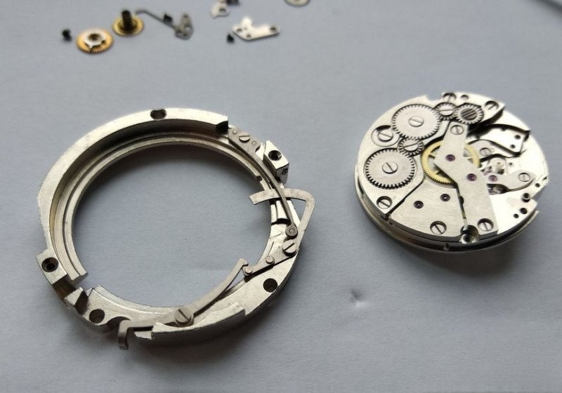 Caliber separated from date correction mechanism