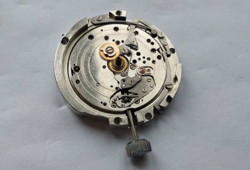 Caliber installation into date correction mechanism housing