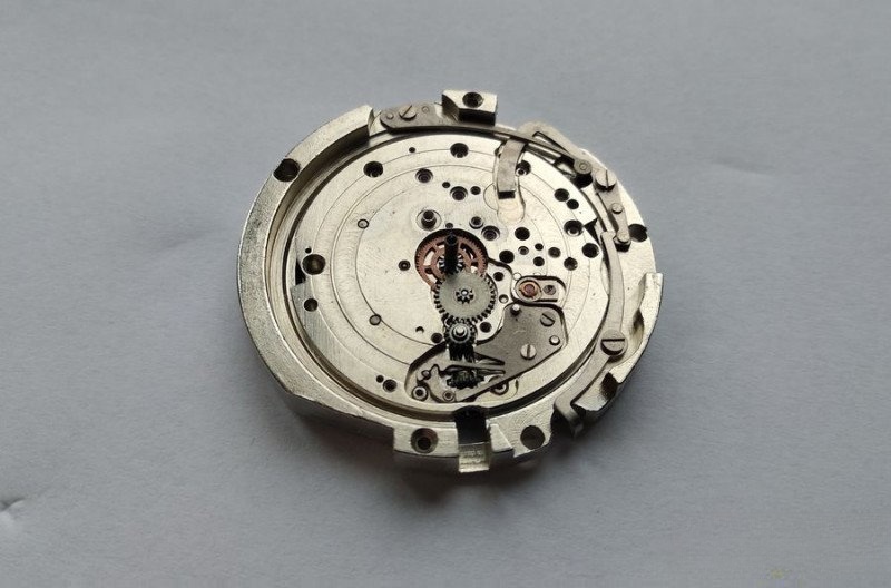 Intermediate wheel bridge removed exposing setting mechanism