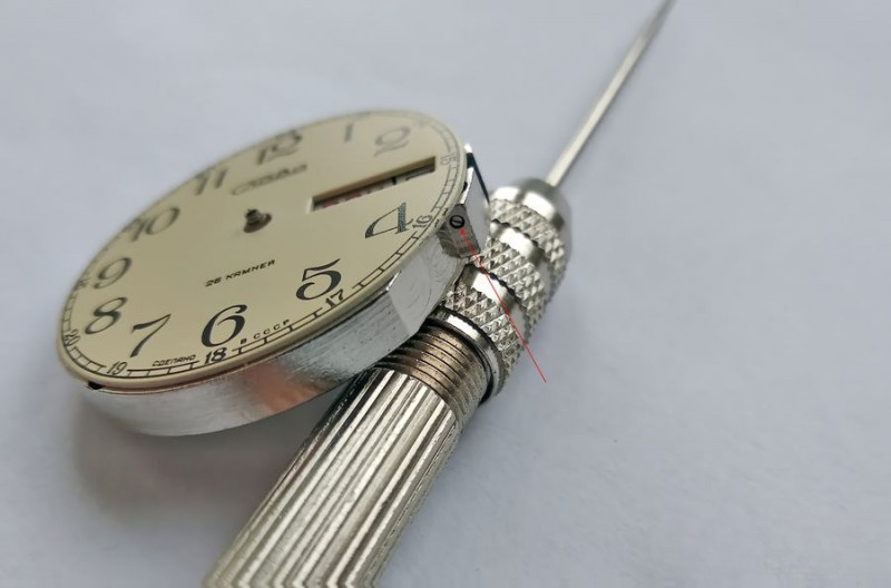 Dial retention screws in side recesses