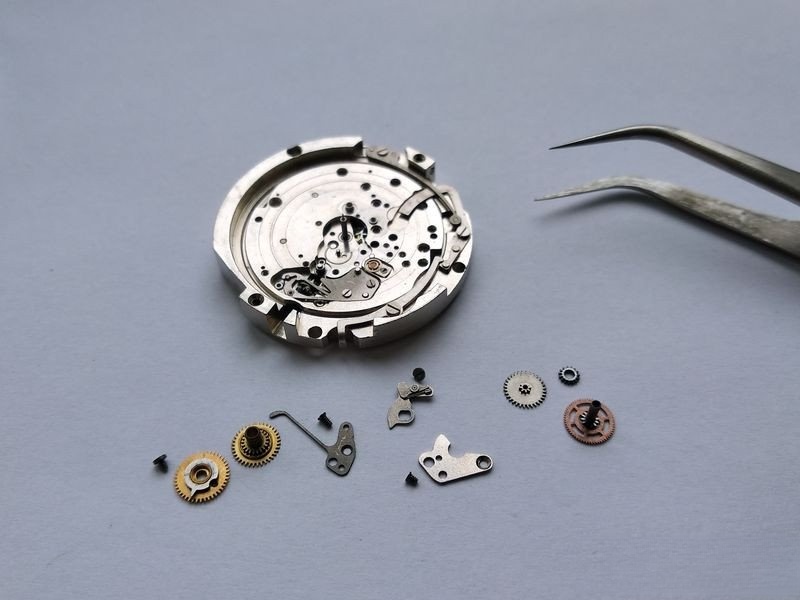 Calendar and setting mechanism components laid out