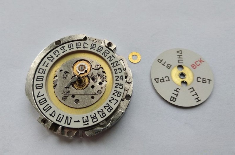 Day wheel removed showing command wheel and calendar components