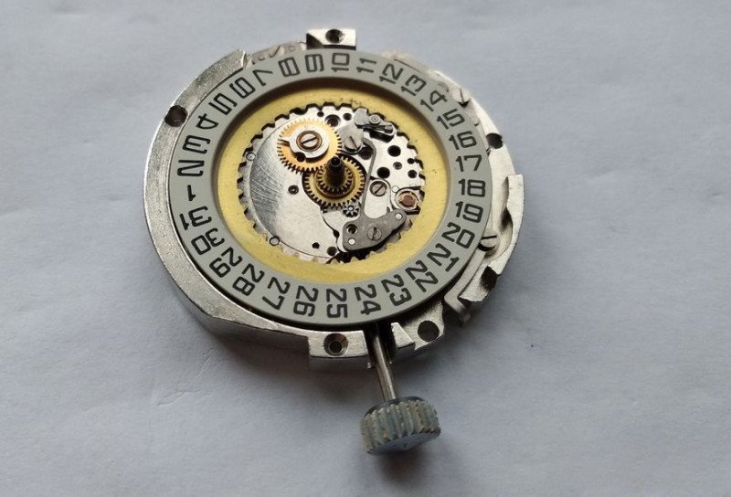 Date disc installation with proper gear engagement
