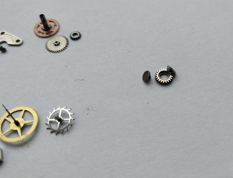 Crown wheel components showing left-hand thread indication
